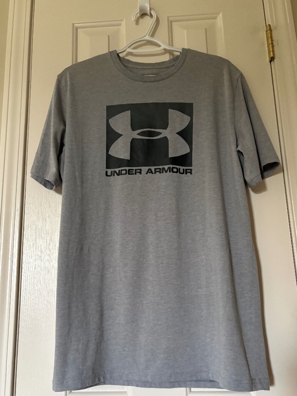 Under Armour Size Large Gray T-Shirt with Black and Gray Logo